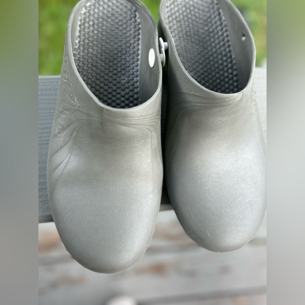 Silver grey calzuro clogs